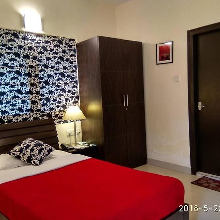 Red Arrow Residency Hotel Колката Екстериор снимка
