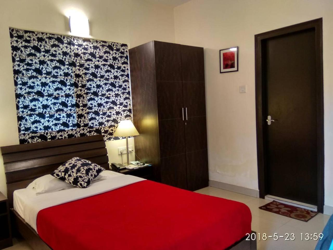 Red Arrow Residency Hotel Колката Екстериор снимка