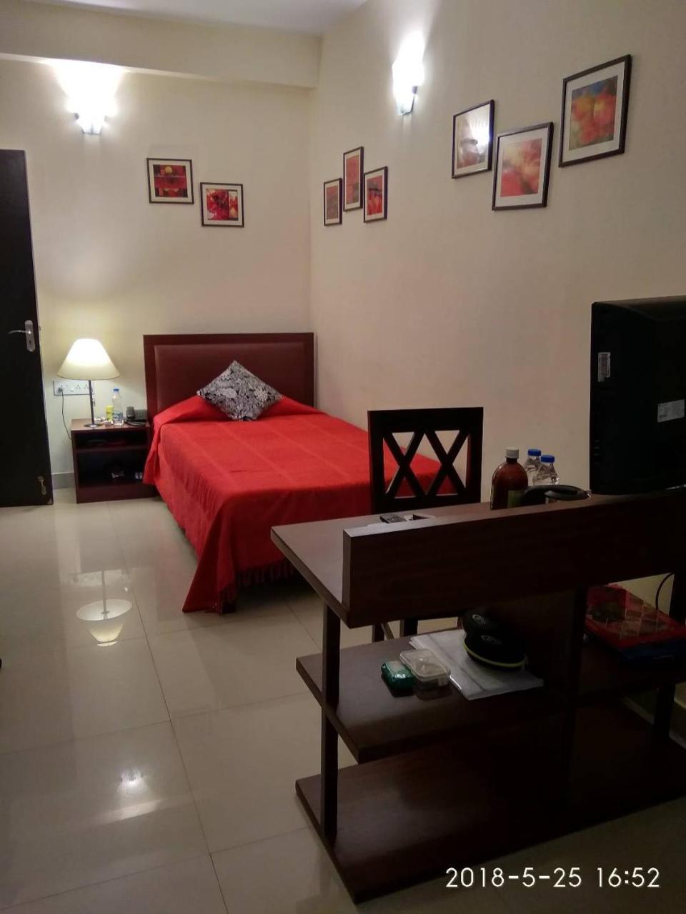 Red Arrow Residency Hotel Колката Екстериор снимка