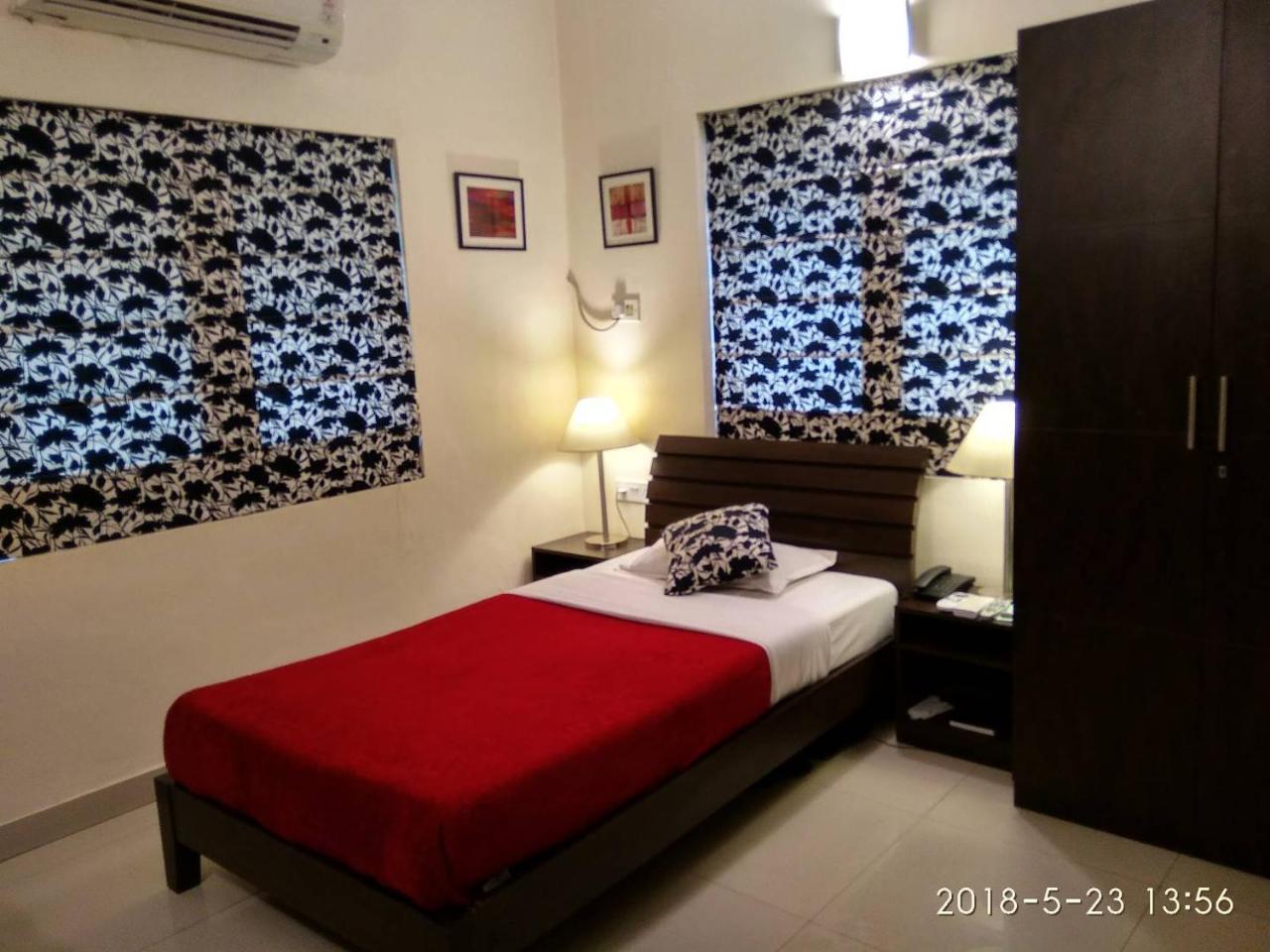 Red Arrow Residency Hotel Колката Екстериор снимка